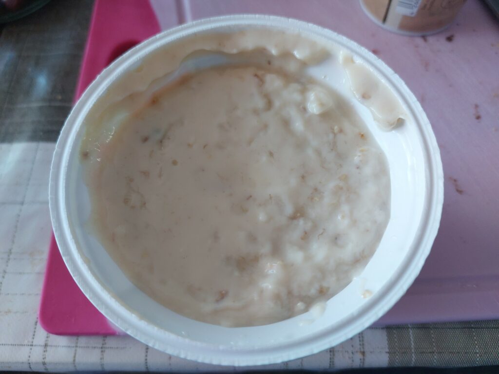 Porridge im Plastebecher, ungerührt