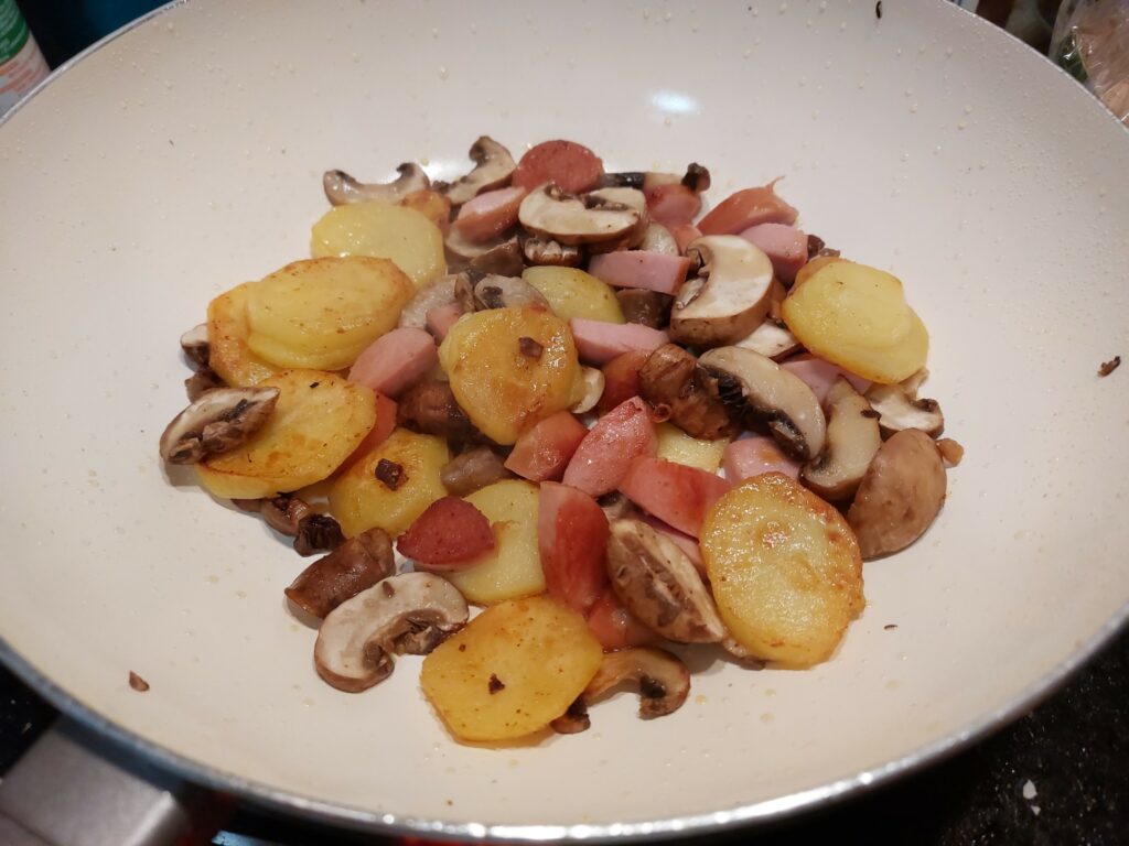 Bratkartoffeln, Pilze, Bockwurst