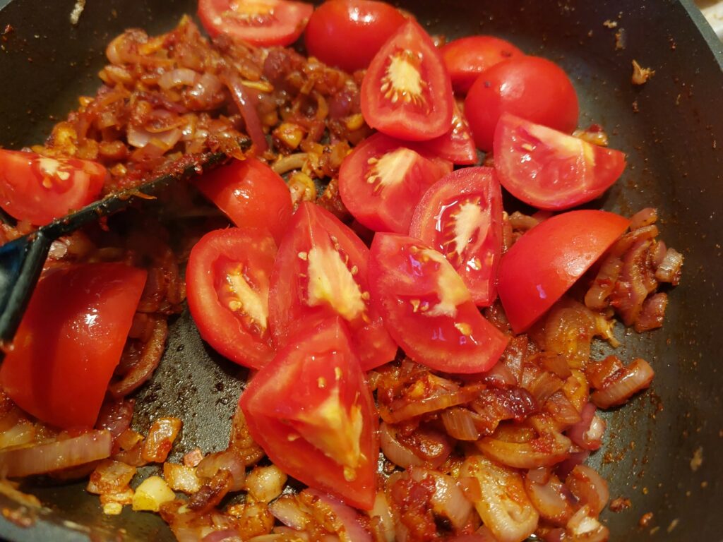 Tomatenstücke dazugeben