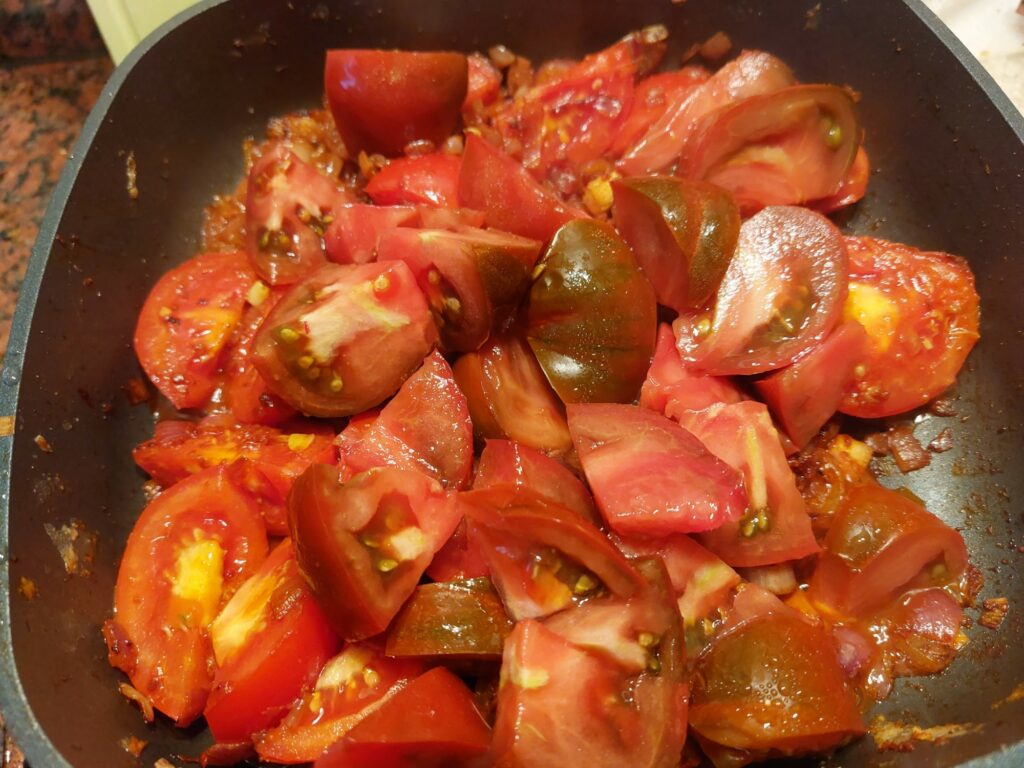 Dunkle Tomaten dazugeben