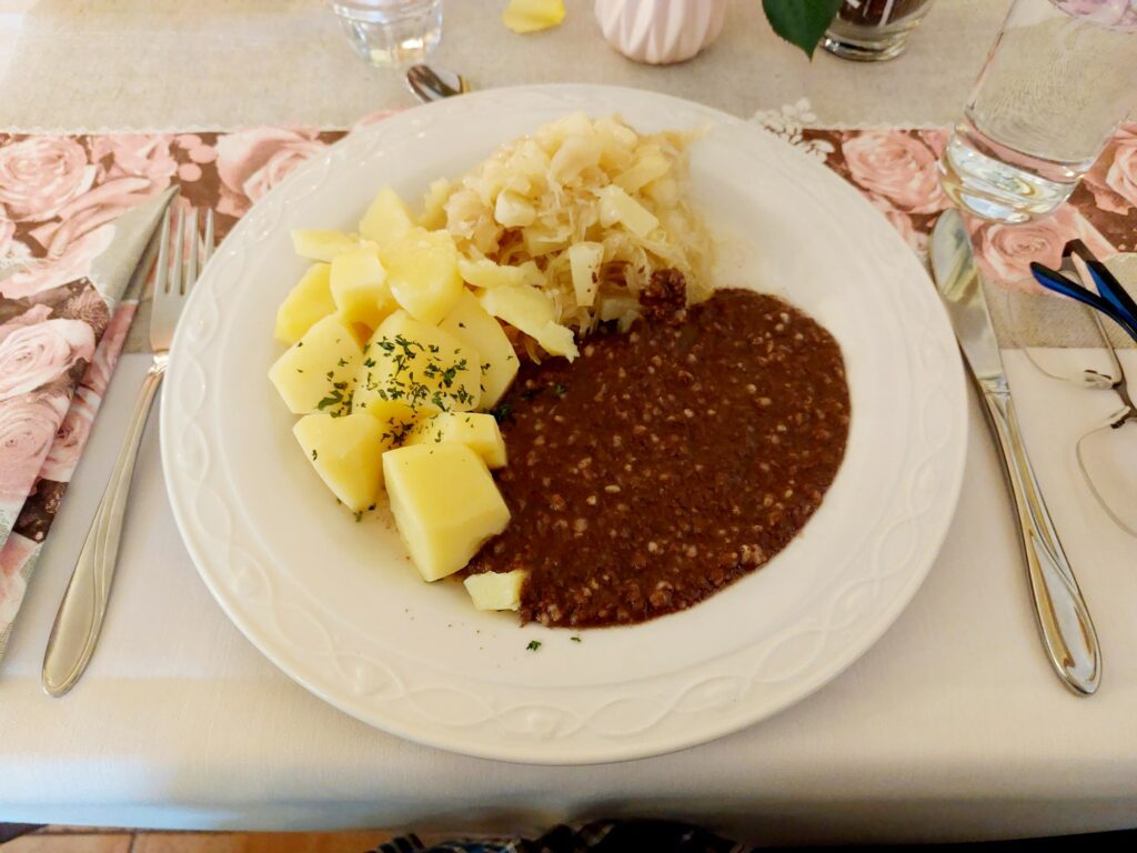 Grützwurst, Sauerkraut, Salzkartoffeln