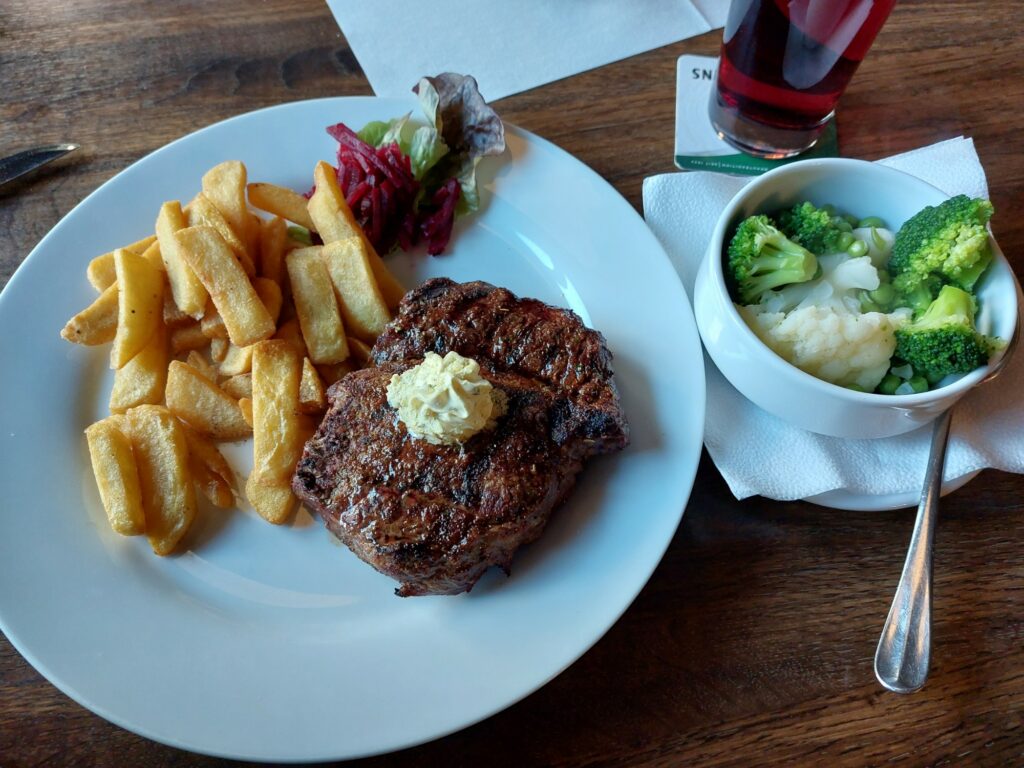 Rib-Eye-Steak mit Kräuterbutter, Steakhauspomms und Gemüsebeilage