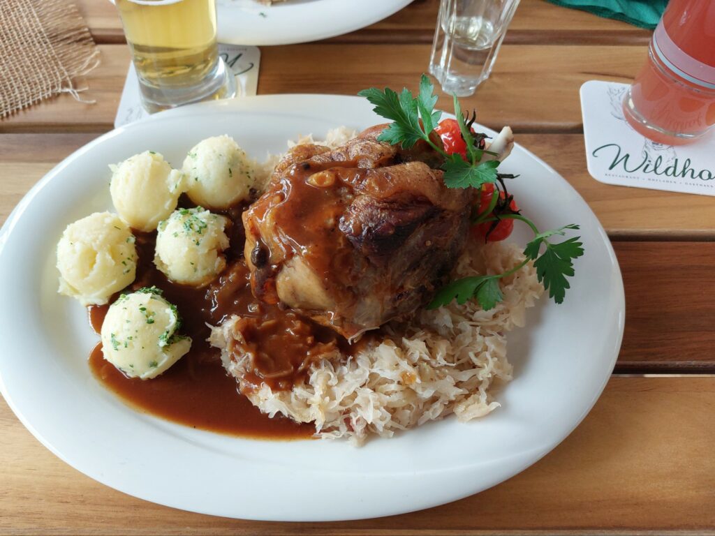 Gebackene Freiland-Schweinehaxe, karamellisiertes Sauerkraut, Kartoffelpüree