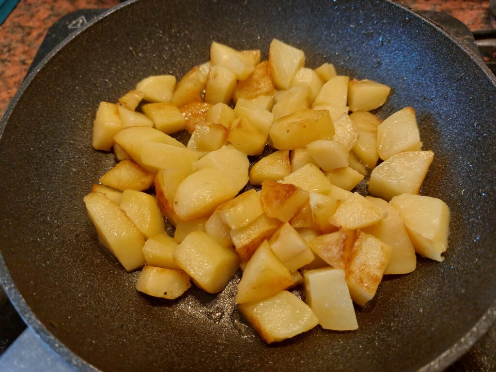 Bratkartoffeln aus rohen Kartoffeln, mit Deckel gegart
