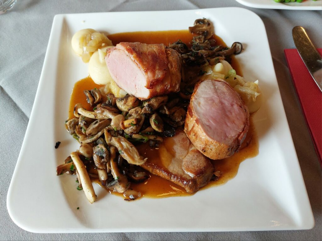 Duett vom Apfelschwein (24h Sous-vide gegarter Nacken und Schweinefilet im Speckmantel), gebratene Pilze, Kartoffel-Zwiebel-Püree, Schwarzbiersauce