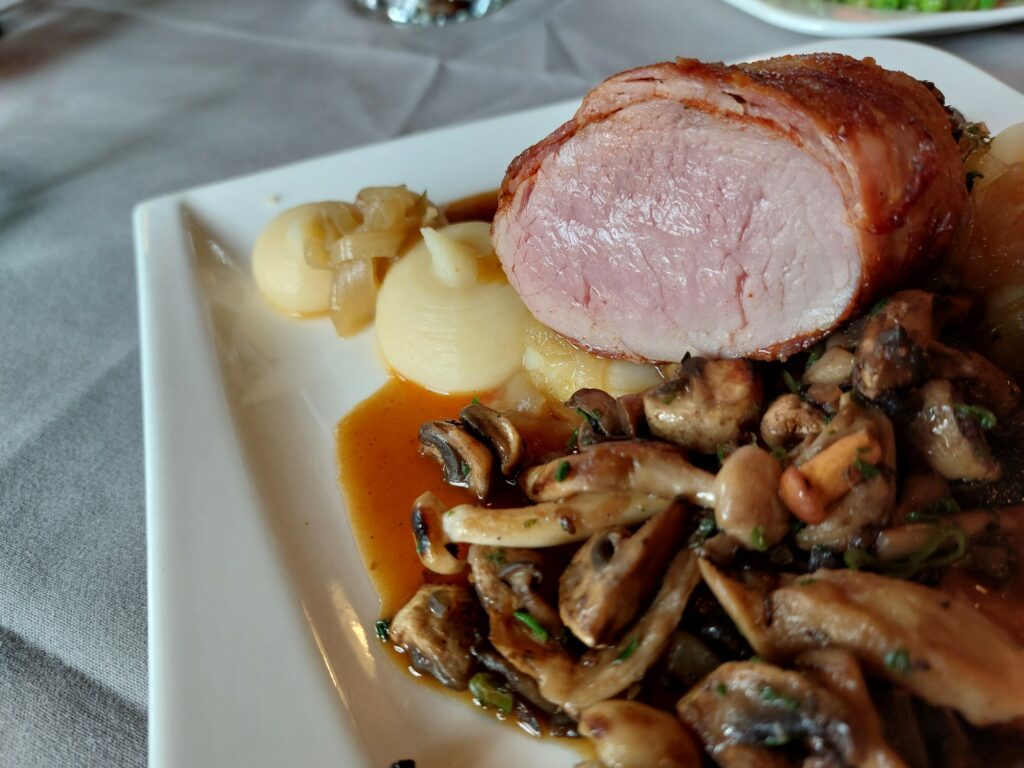 Duett vom Apfelschwein (24h Sous-vide gegarter Nacken und Schweinefilet im Speckmantel), gebratene Pilze, Kartoffel-Zwiebel-Püree, Schwarzbiersauce