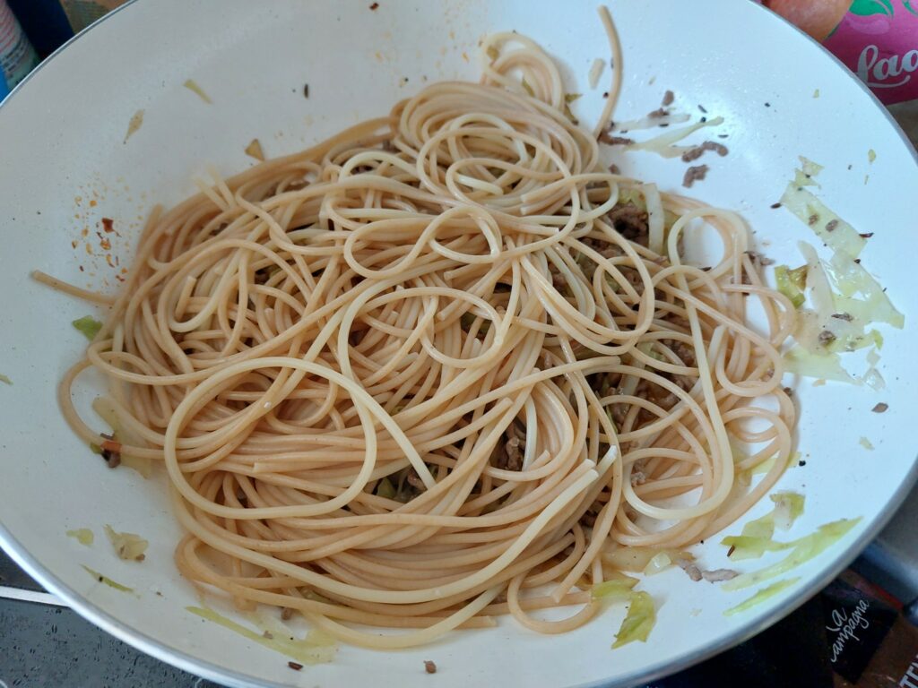 Al dente Spaghetti und etwas Kochwasser der Nudeln dazugeben