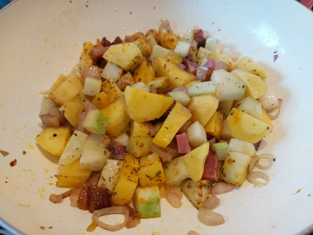 Kartoffeln, Kohlrabi, Speck, Schalotte, Gewürze