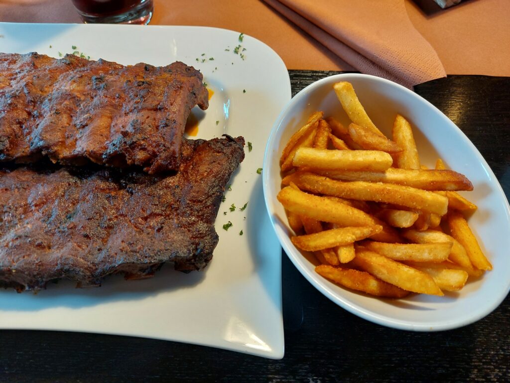Spare Ribs in rauchiger Barbecue Marinade mit Pommes