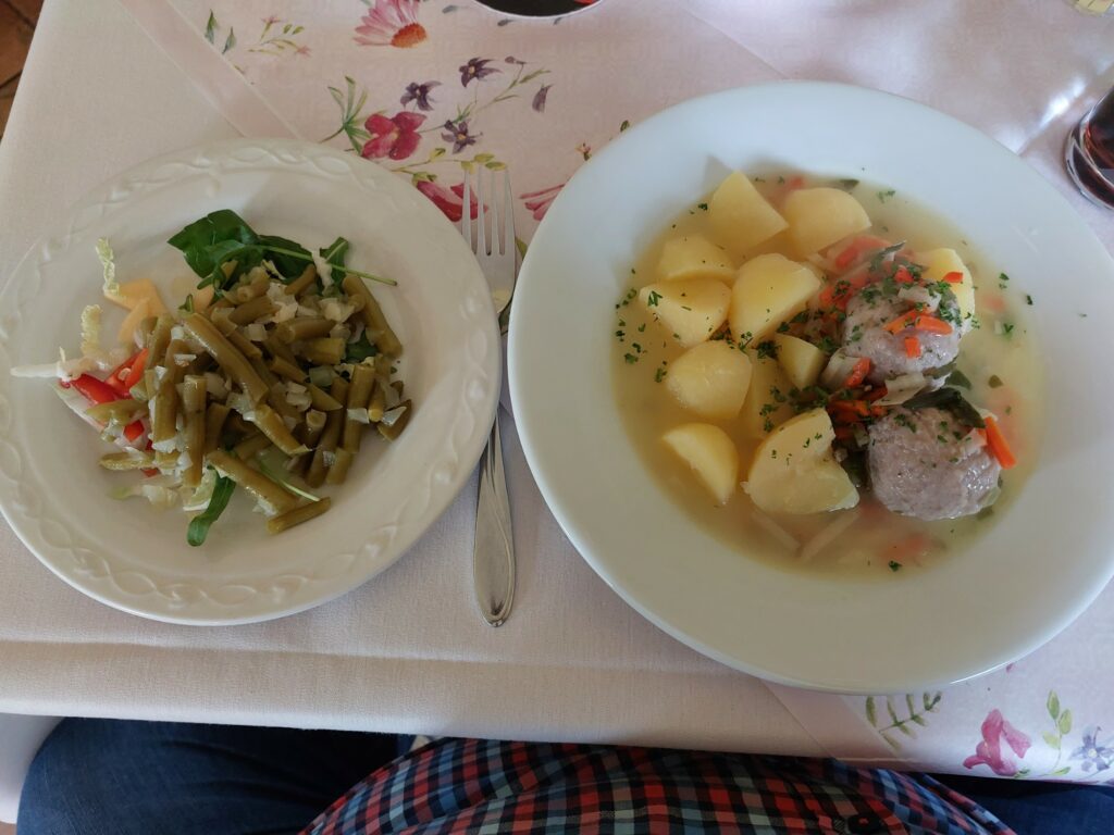 Königsberger Klopse mit Salzkartoffeln und Bohnensalat