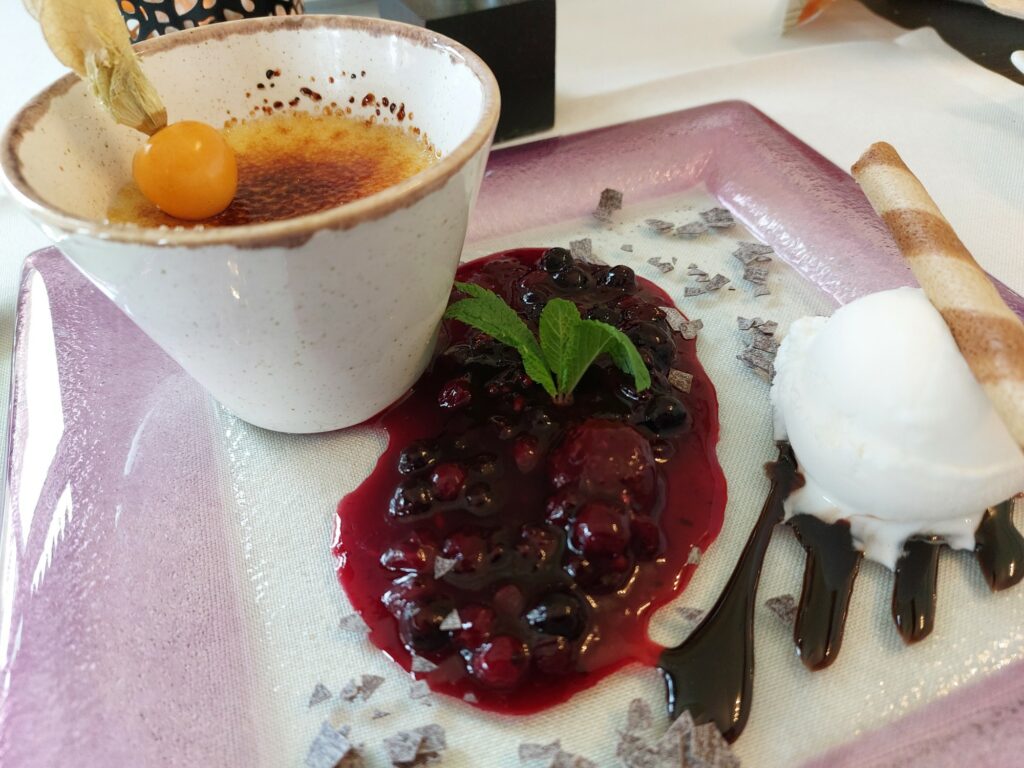 Vanille-Crème Brûlée mit Waldbeerenkompott und Joghurteis