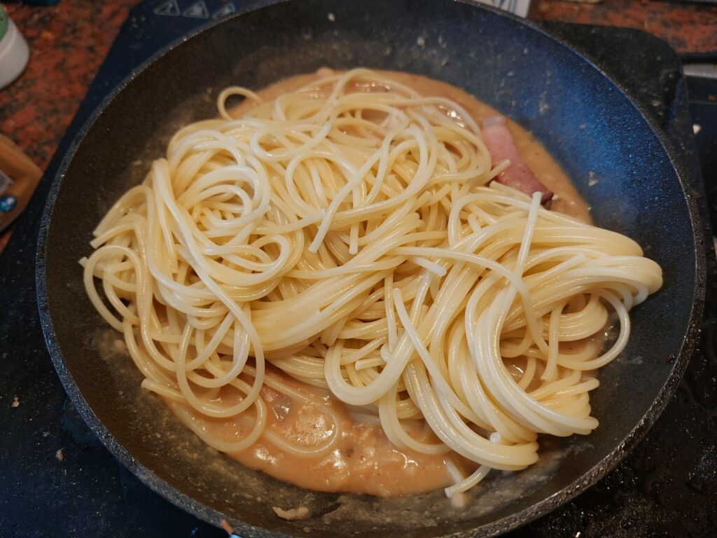 Spaghetti in die Pfanne zur Soße