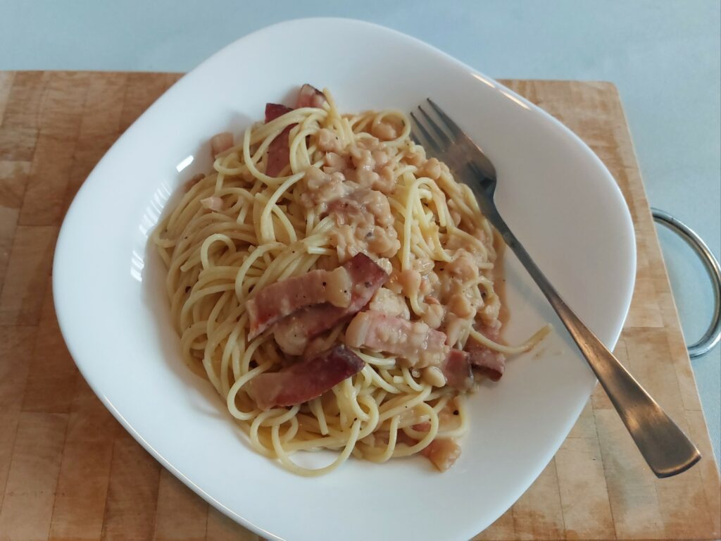 Spaghetti mit Bohnen-Speck-Soße