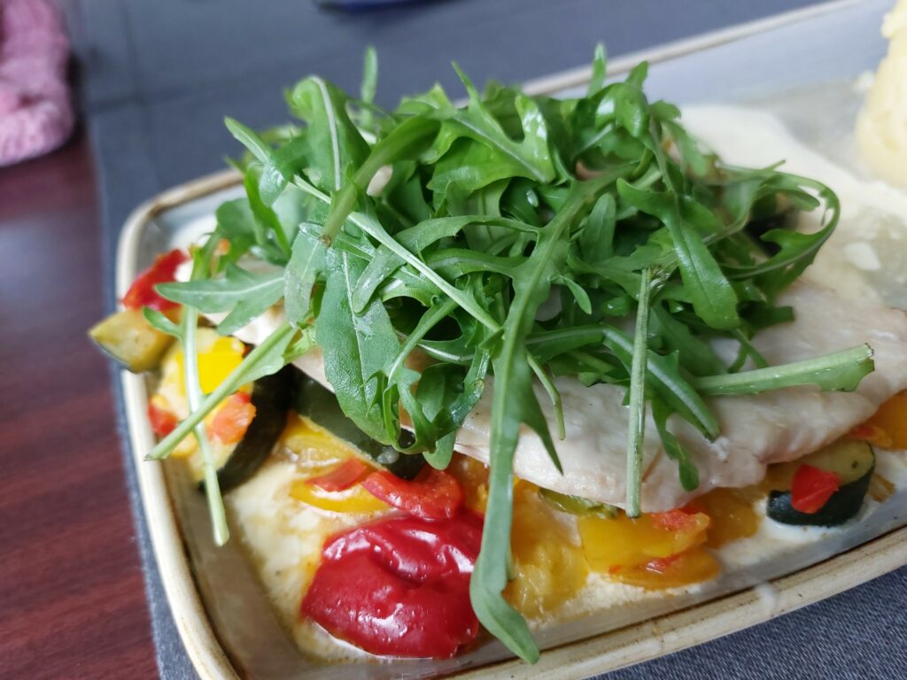 Mediterranes Hähnchenbrustfilet - Gebratenes Hähnchenbrustfilet auf Käse-Sahne-Sauce mit Zucchini-Paprika-Gemüse und Stampfkartoffeln