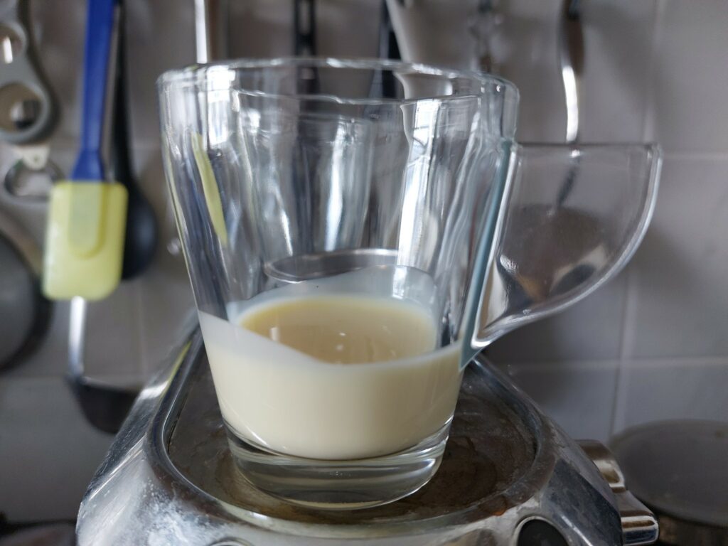 Vanillesoße im Espressoglas