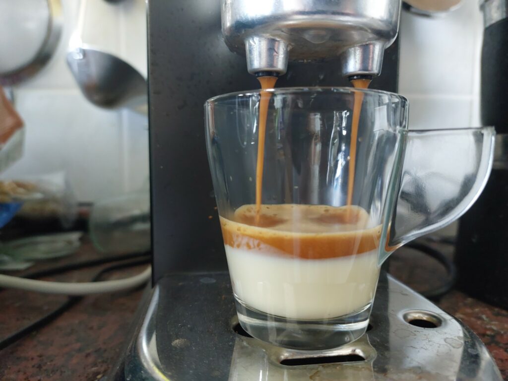 Espresso läuft auf Vanillesoße im Espressoglas