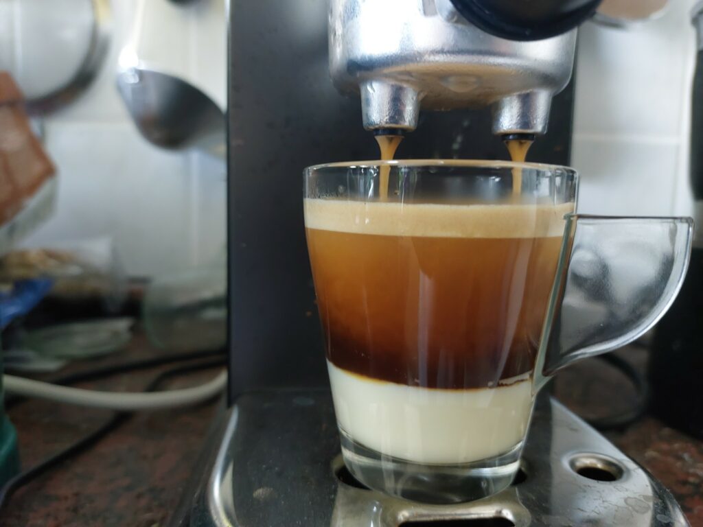 Fast fertig: Espresso läuft auf Vanillesoße im Espressoglas
