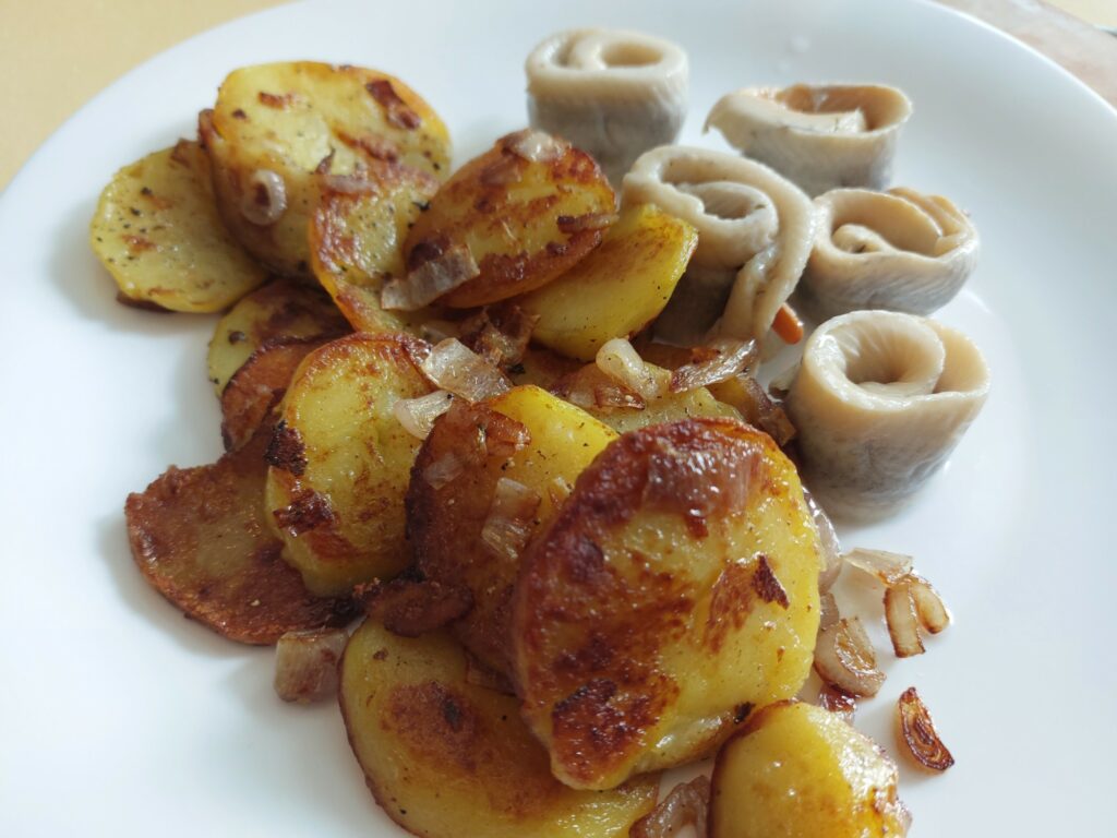 Bratkartoffeln mit Gabelrollmops