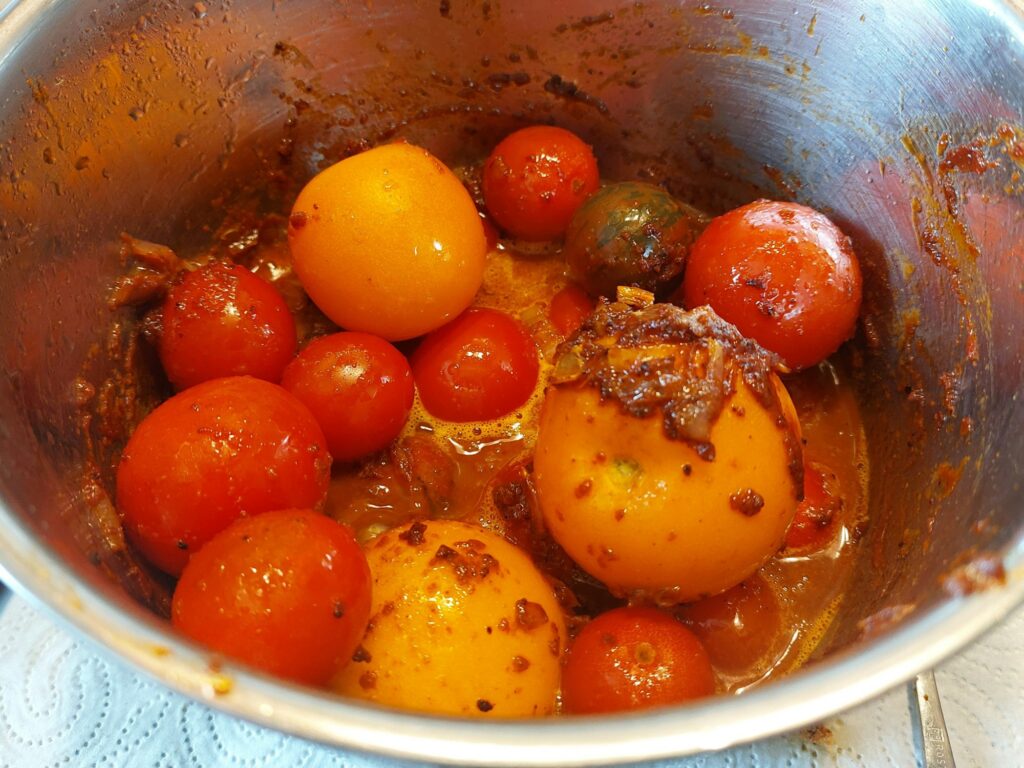 Tomaten im Topf in Soßenansatz