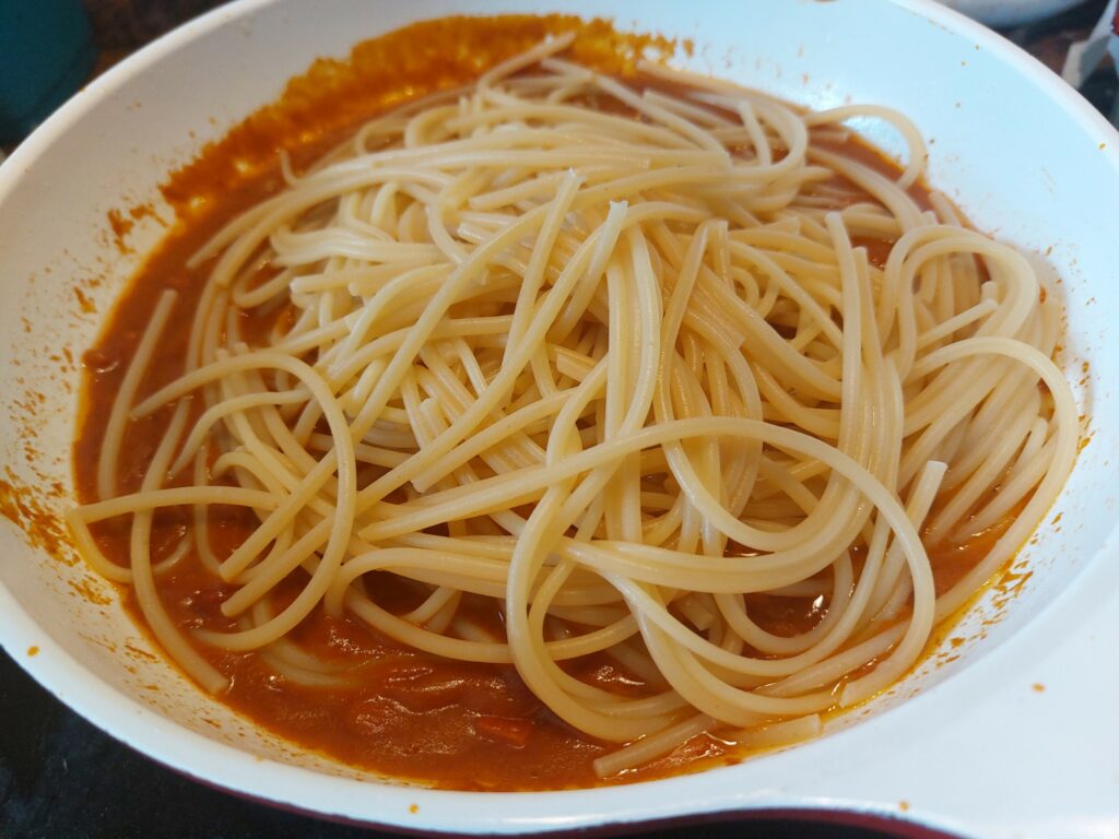 tropfnasse Spaghetti in die Pfanne