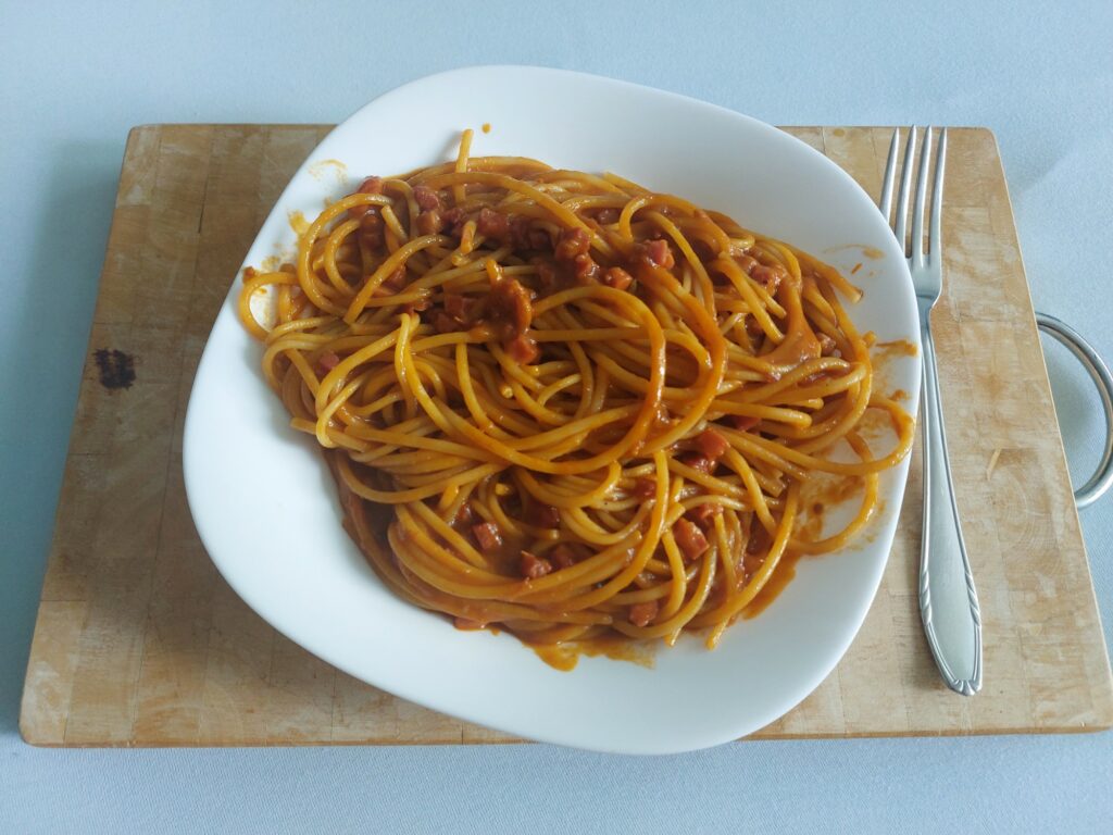 Spaghetti, Tomatensoße mit Schinkenwürfeln