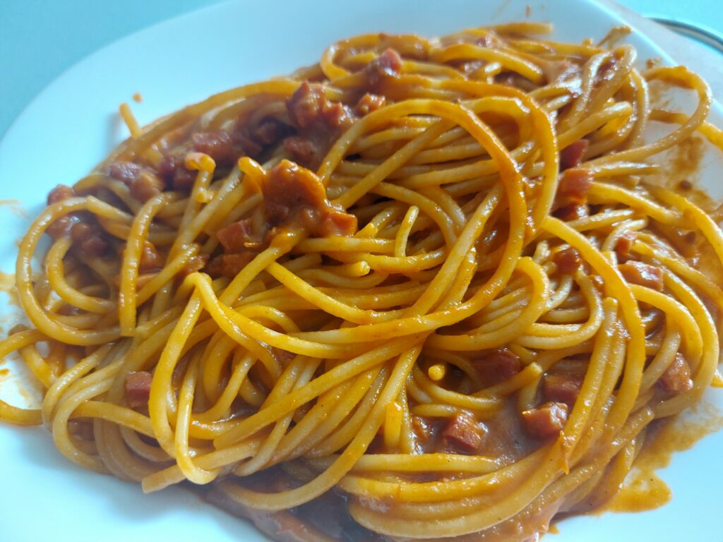 Spaghetti, Tomatensoße mit Schinkenwürfeln