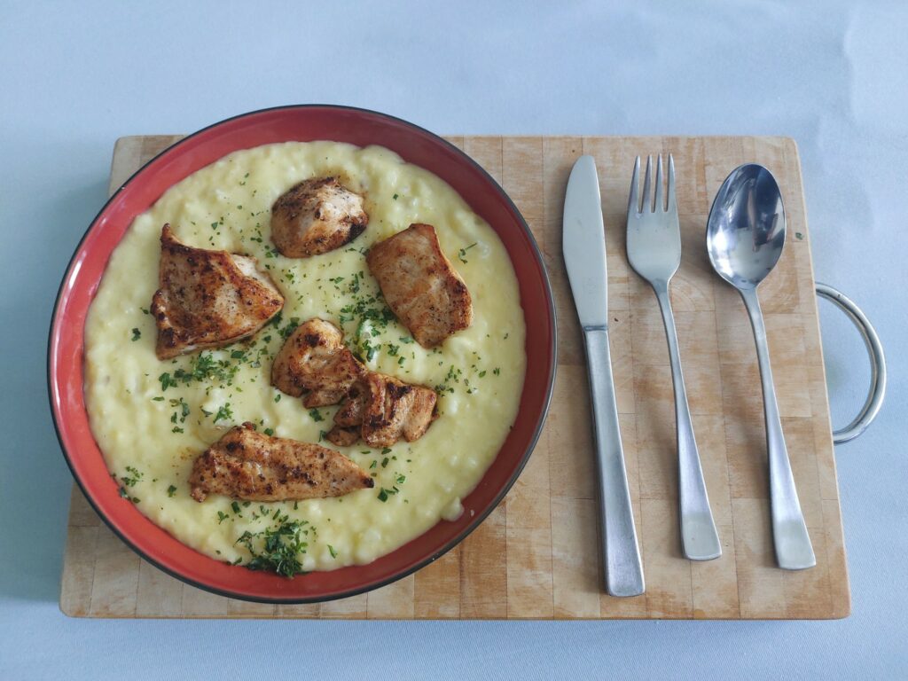 Kartoffel-Kohlrabi-Creme mit gebratener Hühnerbrust