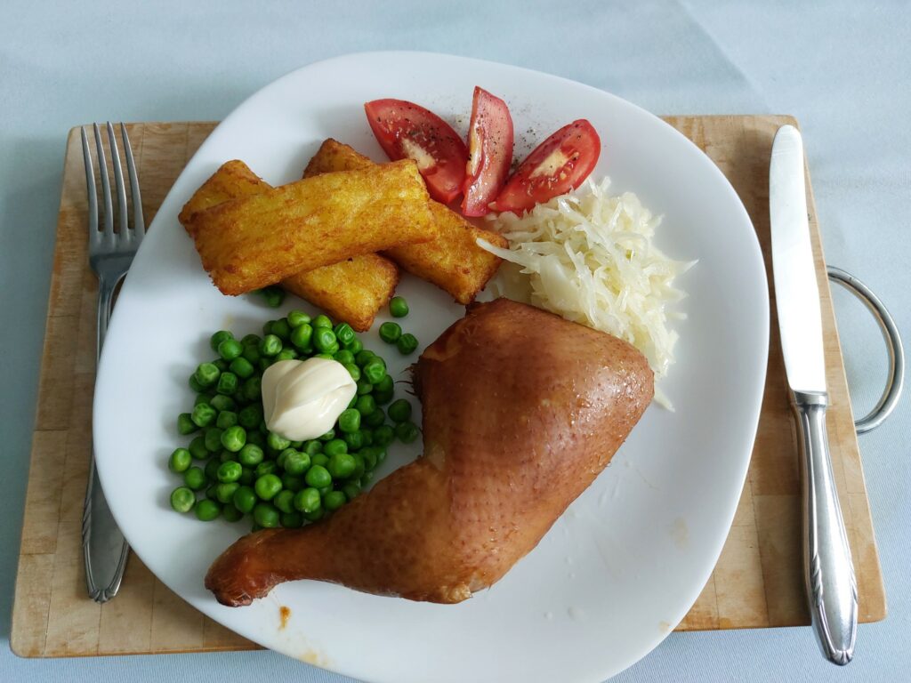 Mittag im Gastro-Style: Kartoffeltasche, Tomatenspalten, Krautsalat, Erbsen mit Hollandaise, Hähnchenkeule