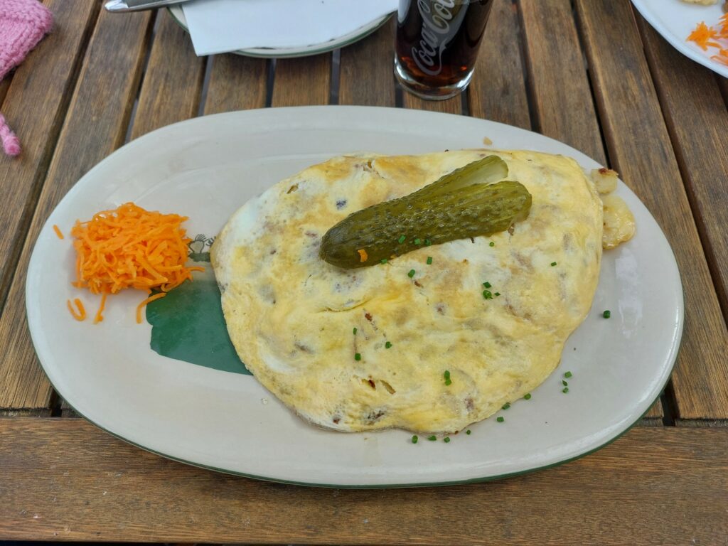 Bauernfrühstück mit Gewürzgurke und "Salatbouquet" (Möhrensalat)