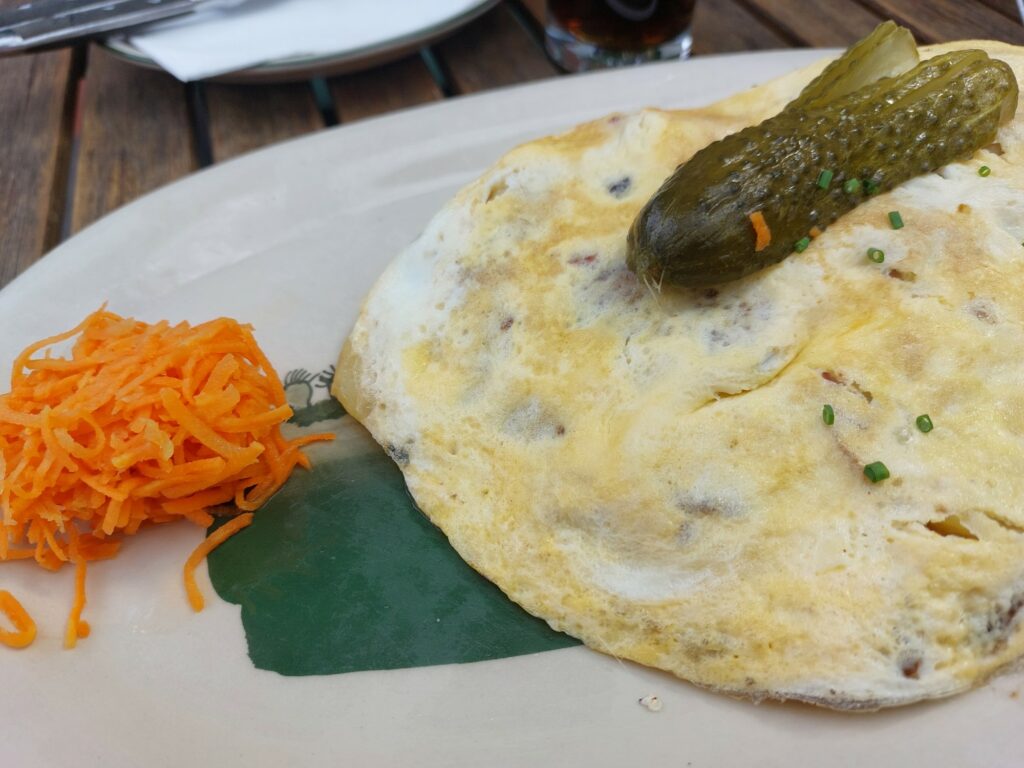 Bauernfrühstück mit Gewürzgurke und "Salatbouquet" (Möhrensalat)