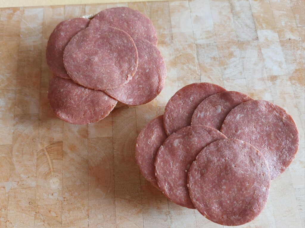 Vegane Salami auf Brötchen