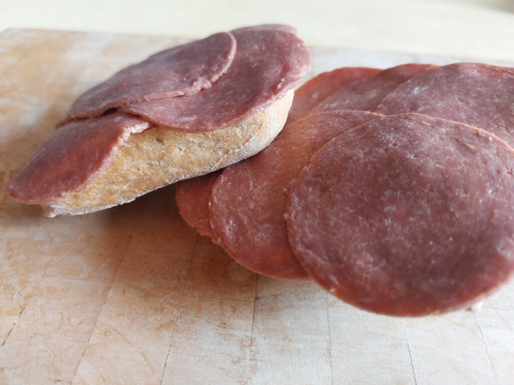 Vegane Salami auf Brötchen