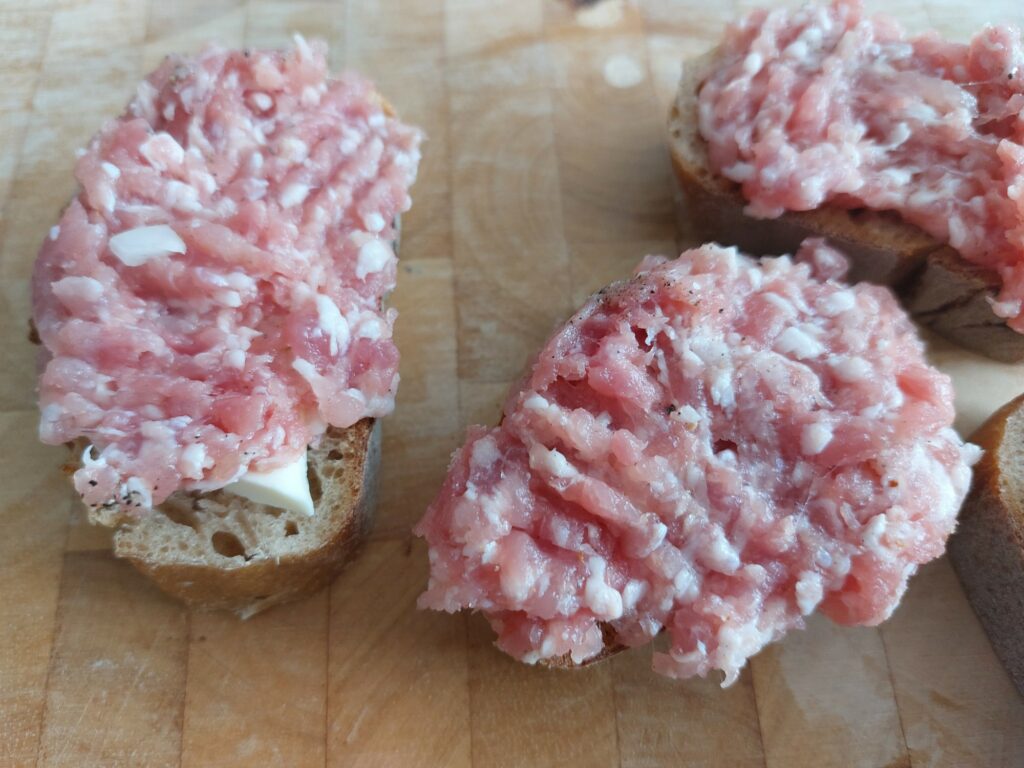 Brotscheiben mit frischem Hackepeter