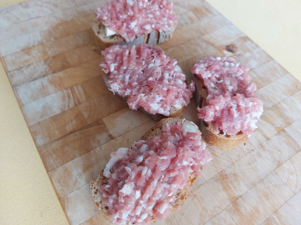 Brotscheiben mit frischem Hackepeter