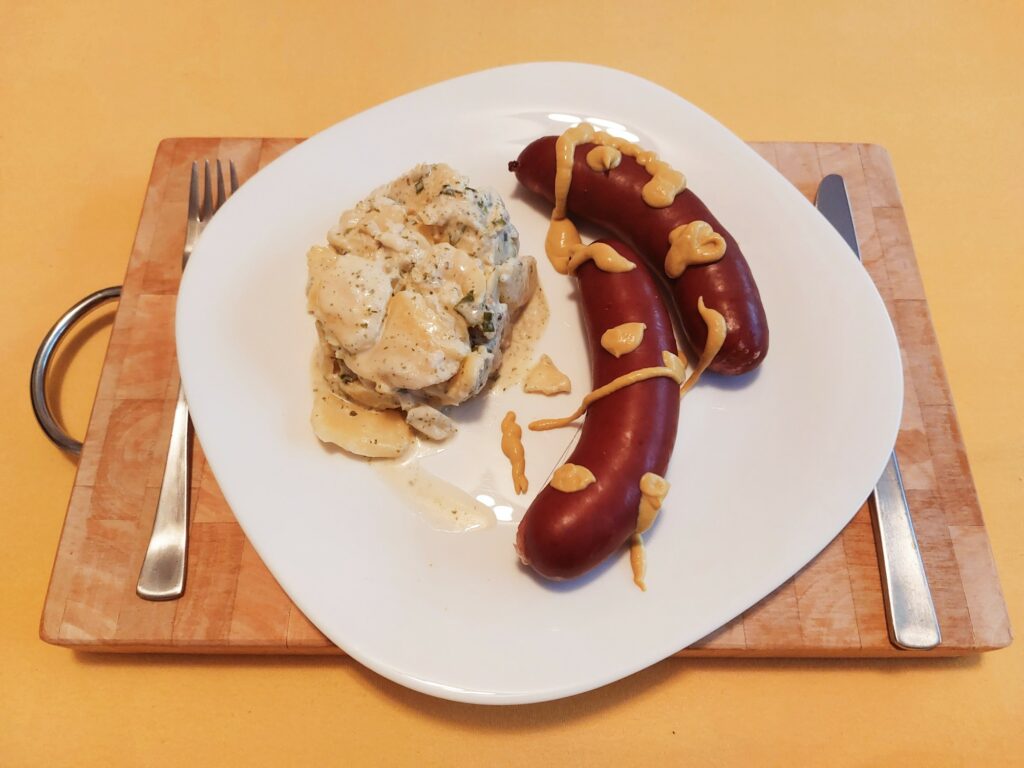 Kartoffelsalat "Frankfurter Art" mit gebackener Rauchwurst