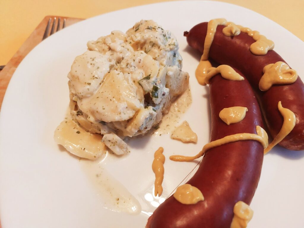 Kartoffelsalat "Frankfurter Art" mit gebackener Rauchwurst