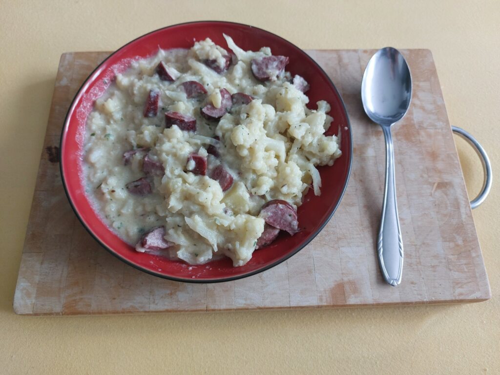 Blumenkohl-Rauchwurst-Pfanne mit Kartoffeln