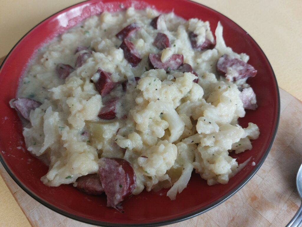 Blumenkohl-Rauchwurst-Pfanne mit Kartoffeln