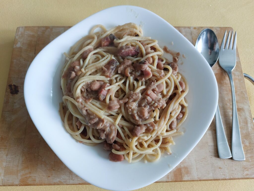 Spaghetti mit Bohnen-Speck-Soße