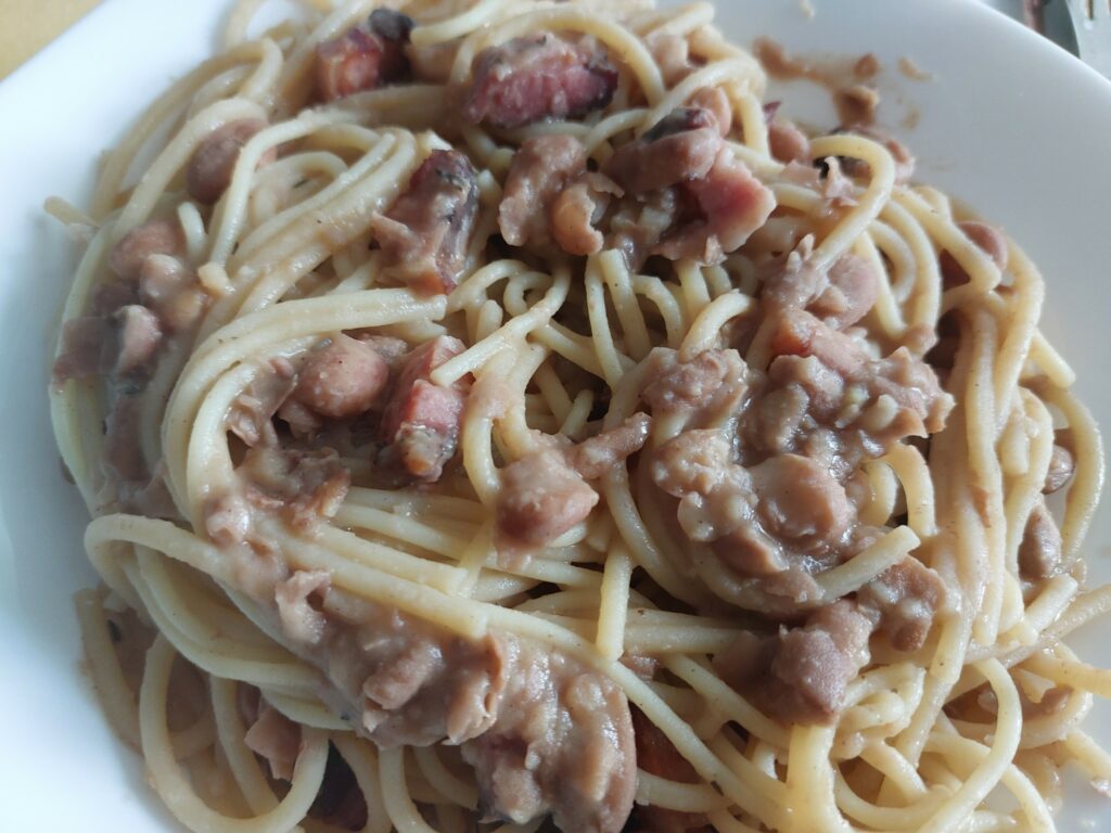 Spaghetti mit Bohnen-Speck-Soße