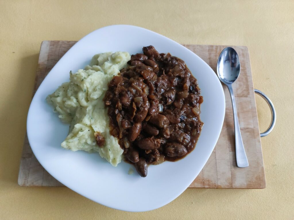 Herz-Gulasch mit Kartoffelbrei