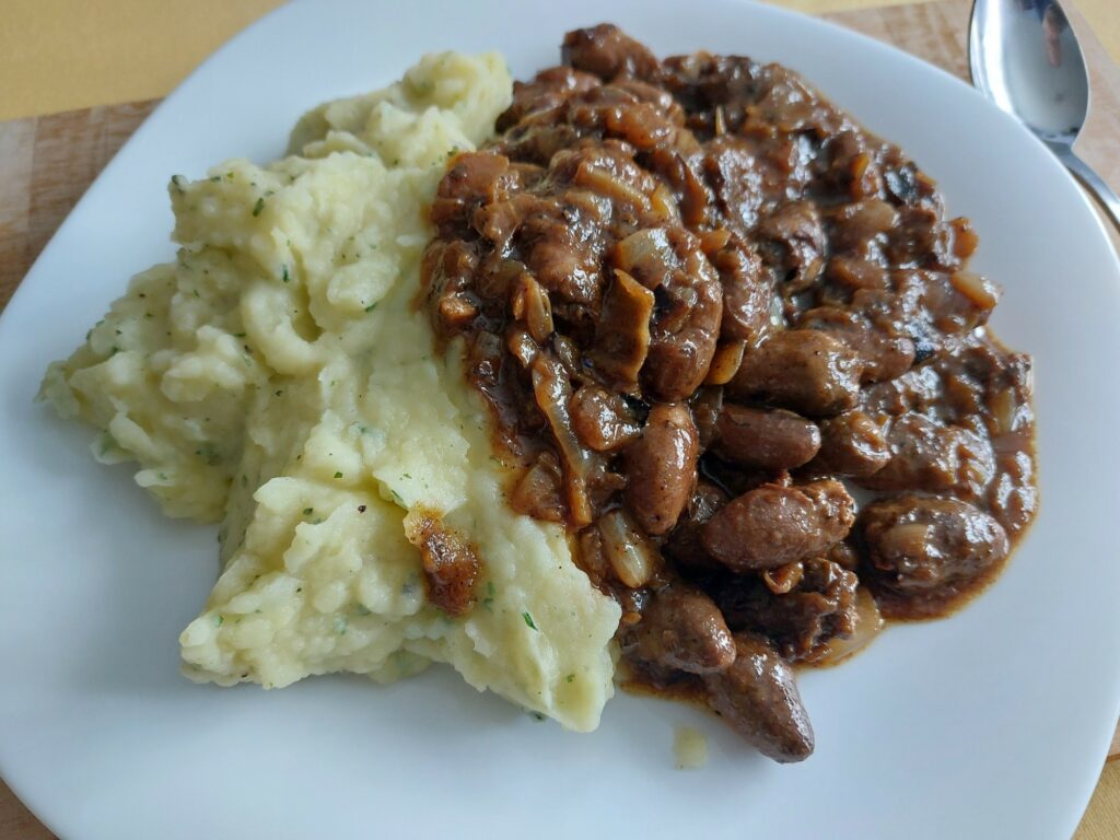 Herz-Gulasch mit Kartoffelbrei