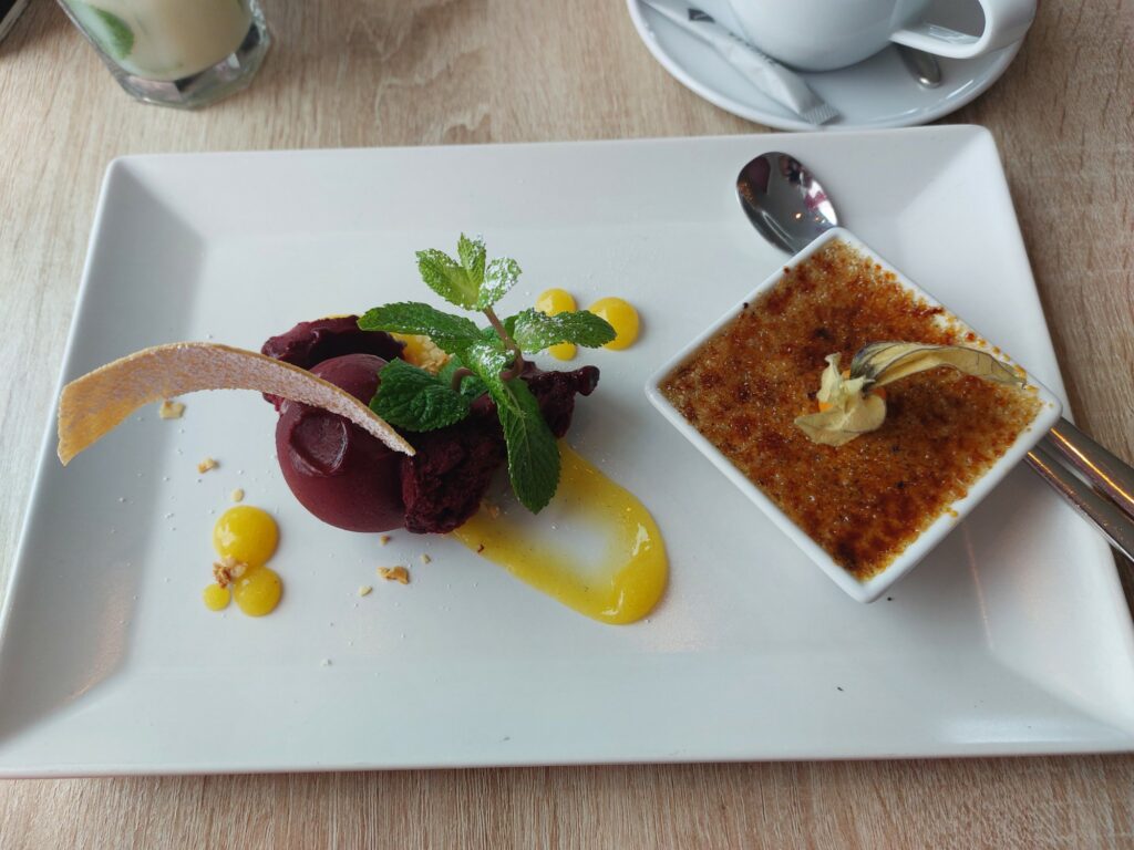 Creme Brûlée mit Heidelbeersorbet und Mangopüree