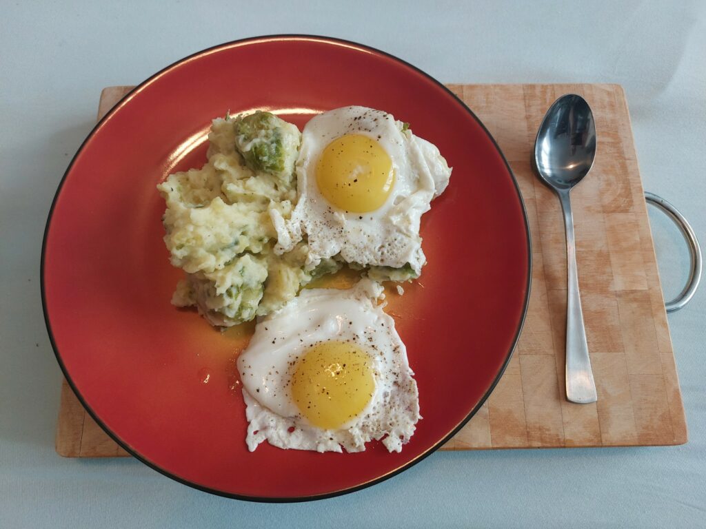 Kohlrabisierter Kartoffelstampf mit Spiegelei