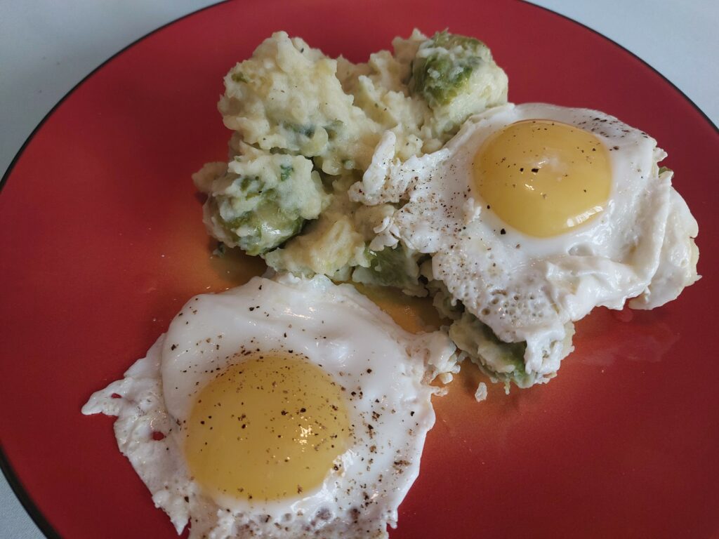 Kohlrabisierter Kartoffelstampf mit Spiegelei