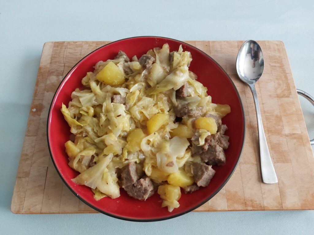 Kohlpfanne mit Kartoffeln und Pferdeboulette