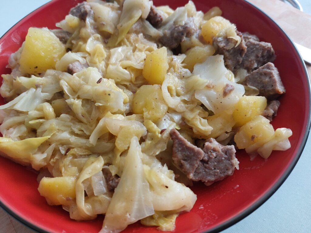 Kohlpfanne mit Kartoffeln und Pferdeboulette