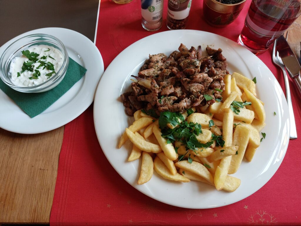 Wildgyros mit Pommes