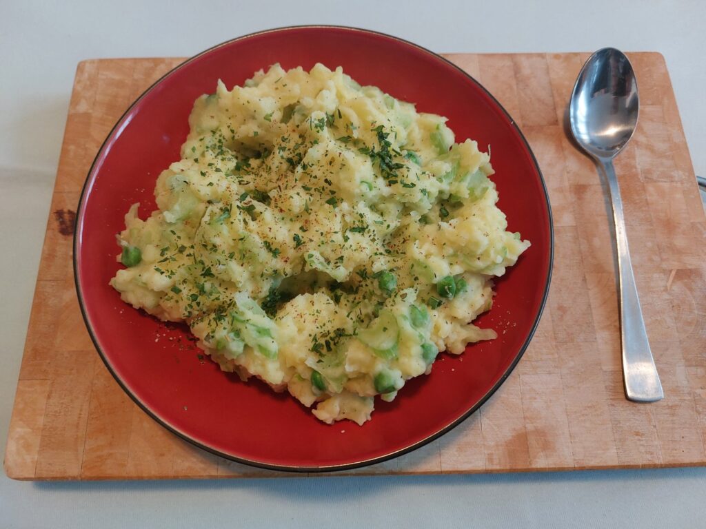 Kartoffelbrei mit Erbsen und Sellerie