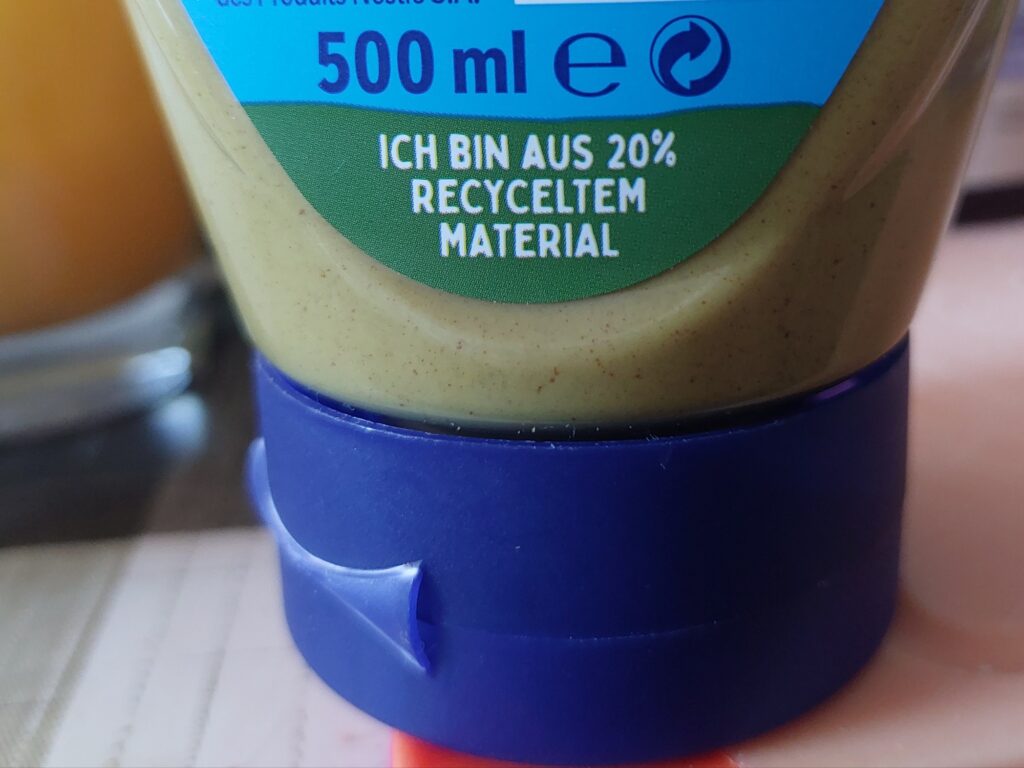 "Ich bin aus 20% recyceltem Material" auf einer Senfpackung